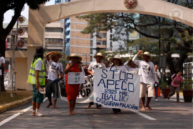 The marchers as they enter the Ateneo de Manila University Gate 3. Photo by Catherine Lopez. 